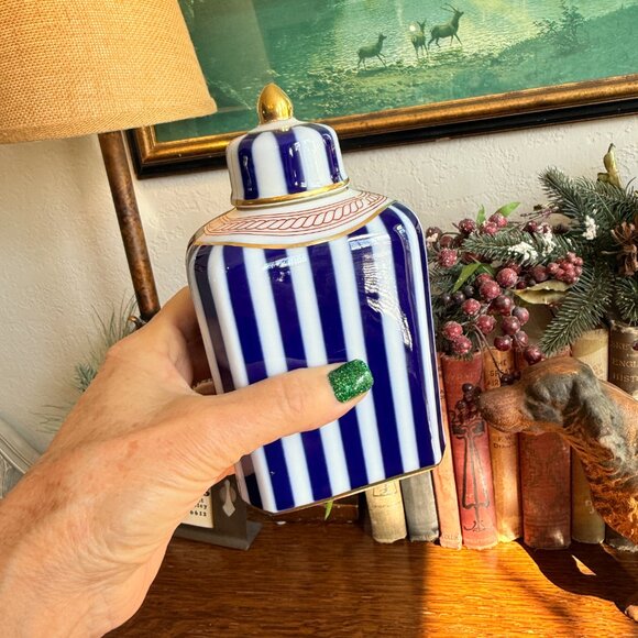 Vintage Blue and White Stripped Ginger Jar/Porcelain potiche with Gold Accents - Picture 15 of 17